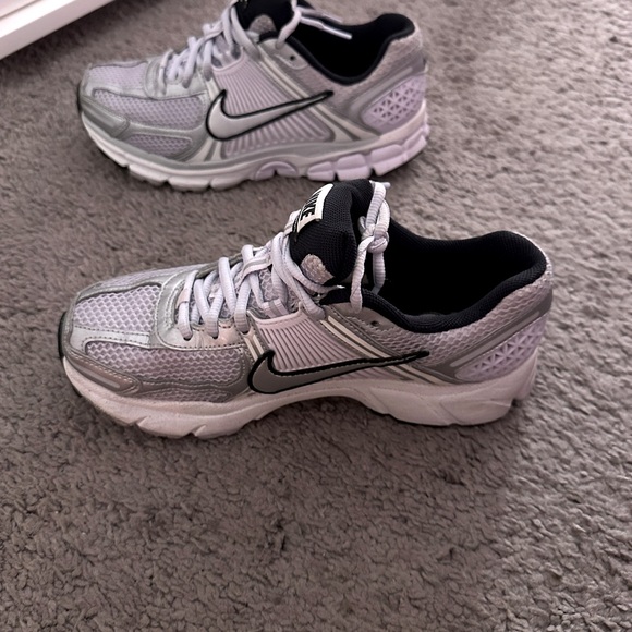 Nike Women’s Zoom Vomero 5 in Barely Grape/Photon Dust/Summit - Picture 12 of 16